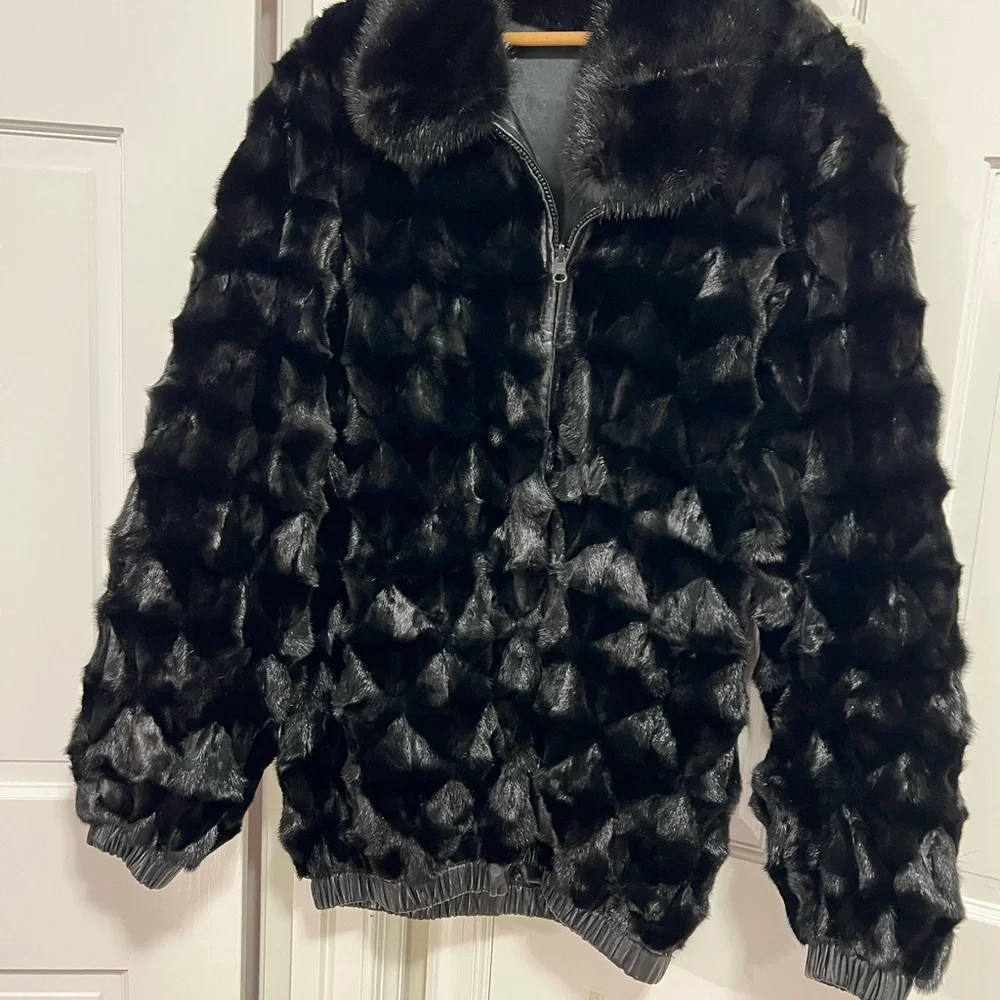 Chic Black Leather Jacket with mink Fur Trim - Picture 2 of 2